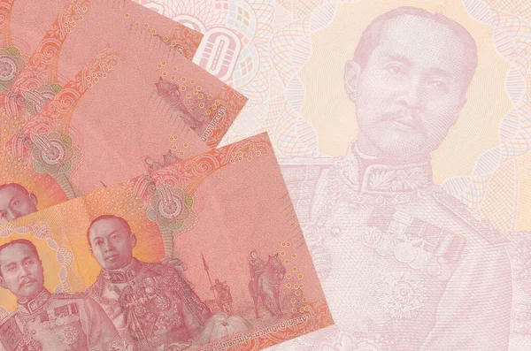100 Tayland Baht faturası büyük yarı şeffaf banknotun arka planında duruyor. Kopyalama alanı olan soyut iş arkaplanı