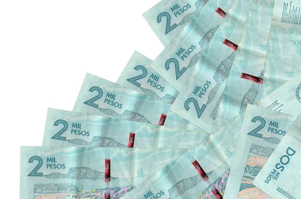 2 Kolombiya pezosu banknotları beyaza izole edilmiş olarak farklı bir sırada yatıyor. Yerel bankacılık ya da para kazanma konsepti. İş arkaplanı afişi