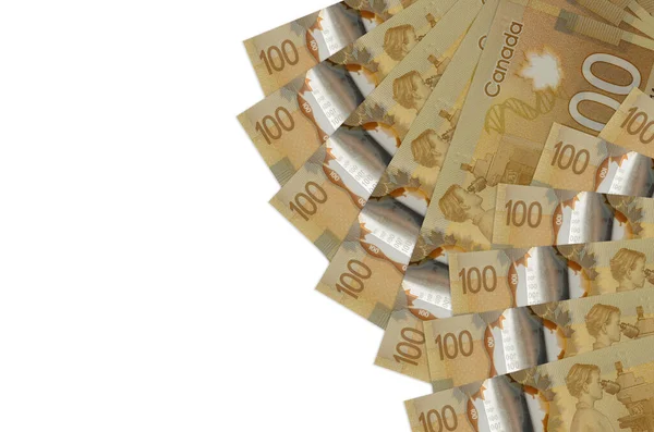 100 Kanada doları banknotlar beyaz arka planda fotokopi alanı ile izole bir şekilde duruyor. Zengin yaşam kavramsal geçmişi. Büyük miktarda ulusal para birimi zenginliği
