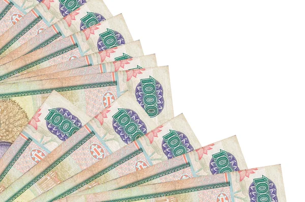 1000 Sri Lanka rupi banknotları beyaz arka planda izole edilmiş, fotokopi alanı da pervaneye yakın duruyor. Maaş zamanı kavramı veya finansal işlemler