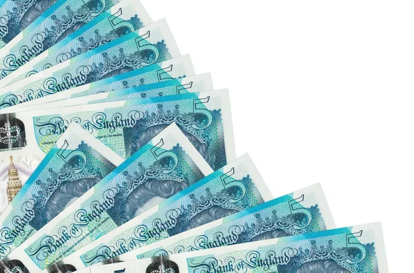 5 İngiliz sterlinli banknotlar beyaz arka planda izole edilmiş, fotokopi alanı da pervaneye yakın duruyor. Maaş zamanı kavramı veya finansal işlemler