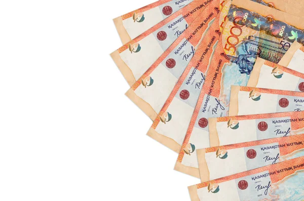 5000 Kazakistanlı tenge banknotları beyaz arka planda, kopyalama alanı ile izole bir şekilde duruyor. Zengin yaşam kavramsal geçmişi. Büyük miktarda ulusal para birimi zenginliği