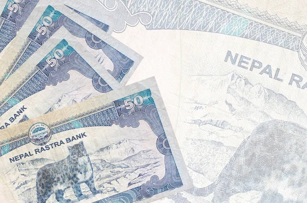 50 Nepal rupi banknotları büyük yarı şeffaf banknotların arka planında duruyor. Kopyalama alanı olan soyut iş arkaplanı
