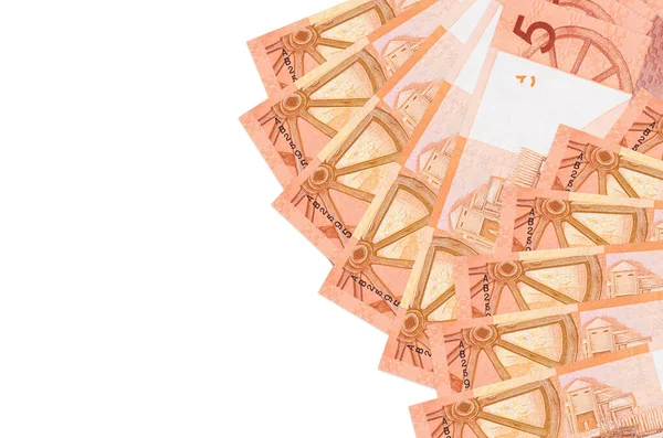 5 Belorus rublesi banknotları beyaz arka planda, kopyalama alanı ile izole bir şekilde duruyor. Zengin yaşam kavramsal geçmişi. Büyük miktarda ulusal para birimi zenginliği