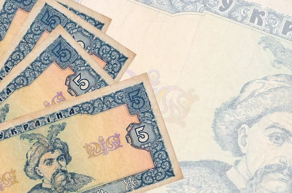 5 Ukrayna hrivniası faturası büyük yarı şeffaf banknotun arka planında duruyor. Kopyalama alanı olan soyut iş arkaplanı