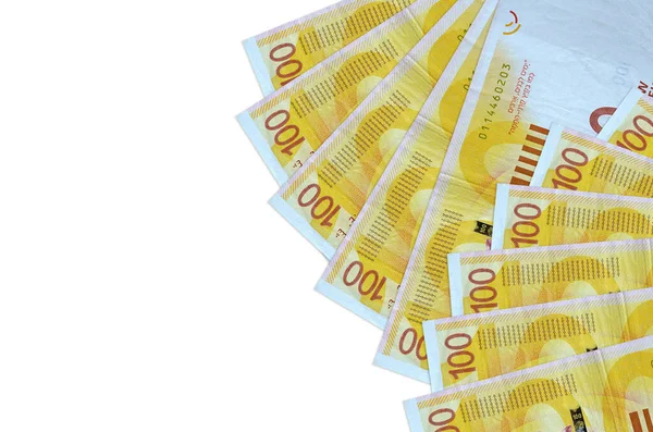 100 tane yeni İsrail şekeli banknot beyaz arka planda fotokopi alanı ile izole bir şekilde duruyor. Zengin yaşam kavramsal geçmişi. Büyük miktarda ulusal para birimi zenginliği