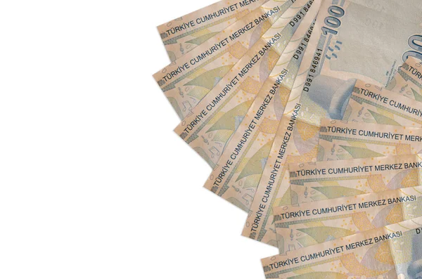 100 Türk lirası, beyaz zemin üzerinde fotokopi alanı ile izole bir şekilde duruyor. Zengin yaşam kavramsal geçmişi. Büyük miktarda ulusal para birimi zenginliği