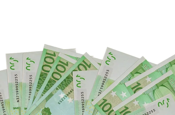 Ekranın alt tarafında 100 Euro 'luk banknotlar var. Beyaz arka planda izole edilmiş ve fotokopi alanı var. Paralı iş kavramları için arkaplan afişi şablonu