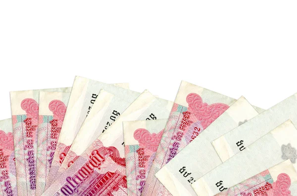 500 Kamboçyalı isyan faturası ekranın alt tarafında duruyor. Beyaz arka planda izole edilmiş ve fotokopi alanı var. Paralı iş kavramları için arkaplan afişi şablonu