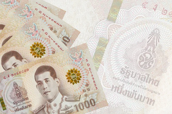 1000 Tayland baht faturası büyük yarı şeffaf banknotun arka planında duruyor. Kopyalama alanı olan soyut iş arkaplanı