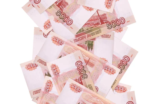 5000 Rus rublesi beyazın üzerinde izole bir şekilde aşağı uçuyor. Birçok banknot sol ve sağ tarafta beyaz kopya alanı ile düşüyor