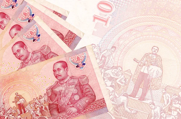 100 Банкнот Тайских Батов Лежат Стопке Фоне Большой Полупрозрачной Банкноты — стоковое фото