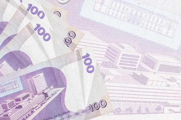 100 Banconote Piso Filippine Giacciono Pila Sullo Sfondo Una Grande — Foto Stock