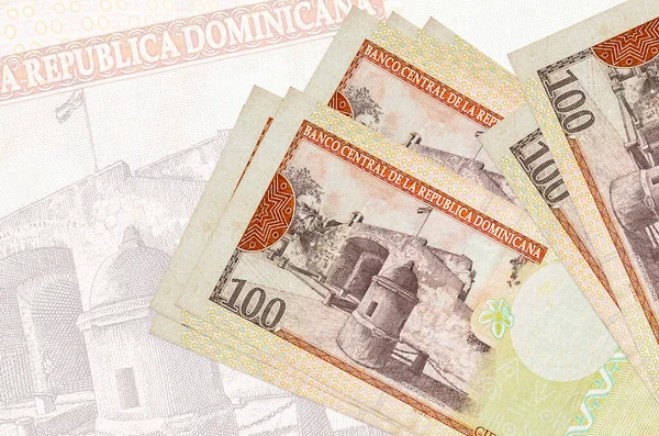 Auf Dem Hintergrund Der Großen Halbtransparenten Banknote Liegen 100 Dominikanische — Stockfoto