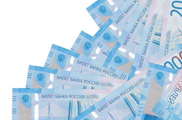 2000 Rus rublesi banknotları beyaza izole edilmiş farklı bir sırayla yatar. Yerel bankacılık ya da para kazanma konsepti. İş arkaplanı afişi