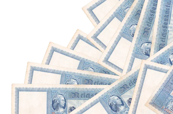 100 Reich markı banknotları beyaza izole edilmiş farklı bir sırayla yatar. Yerel bankacılık ya da para kazanma konsepti. İş arkaplanı afişi