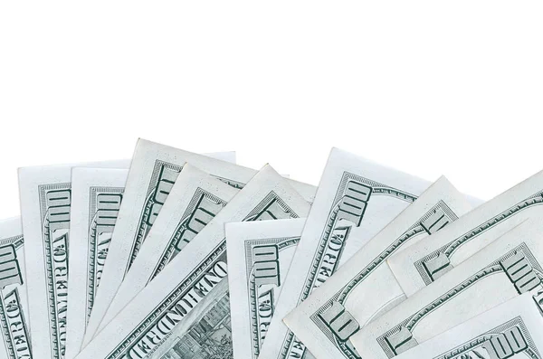100 Amerikan doları banknotları ekranın alt tarafında, beyaz arka planda, fotokopi alanı ile izole bir şekilde duruyor. Paralı iş kavramları için arkaplan afişi şablonu