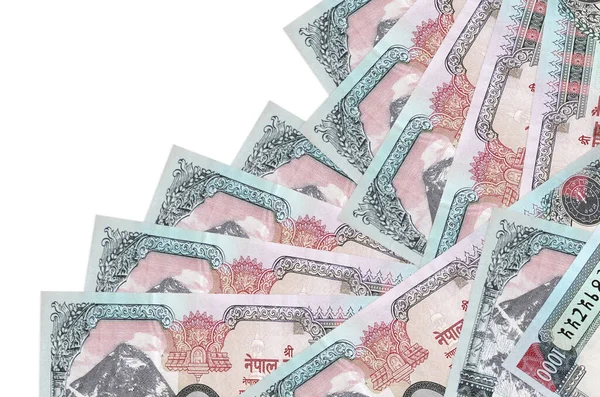 1000 Nepal Rupisi banknotları beyaza izole edilmiş farklı bir sırayla yatar. Yerel bankacılık ya da para kazanma konsepti. İş arkaplanı afişi