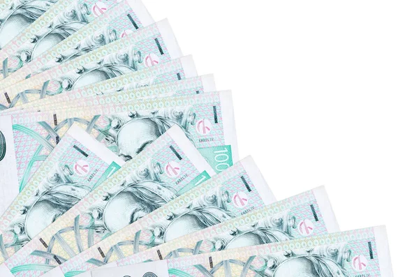 100 tane Çek korun banknotu beyaz arka planda izole edilmiş ve fanda kopyası duruyor. Maaş zamanı kavramı veya finansal işlemler