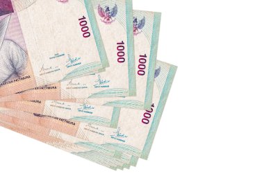 1000 Endonezya rupiası banknotları küçük gruplar halinde ya da beyaza izole edilmiş paketler halinde bulunur. Kopyalama alanı olan bir model. İş ve para değişimi kavramı