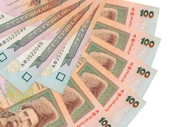 100 tane Ukrayna hrivniası banknotu beyaz arka planda izole bir şekilde duruyor ve fotokopi alanı fan şeklinde dizilmiş durumda. Finansal işlemler kavramı