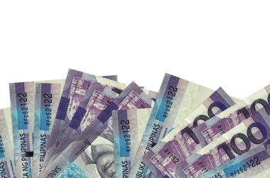 Ekranın alt tarafında 100 Filipin piso banknotu var. Beyaz arka planda izole edilmiş ve fotokopi alanı var. Paralı iş kavramları için arkaplan afişi şablonu
