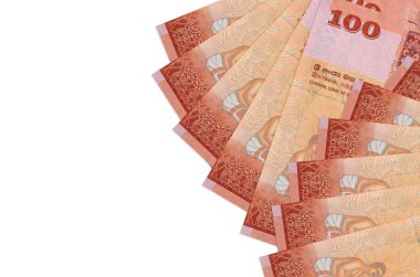 100 Sri Lanka Rupisi banknotları beyaz arka planda fotokopi alanı ile izole bir şekilde duruyor. Zengin yaşam kavramsal geçmişi. Büyük miktarda ulusal para birimi zenginliği