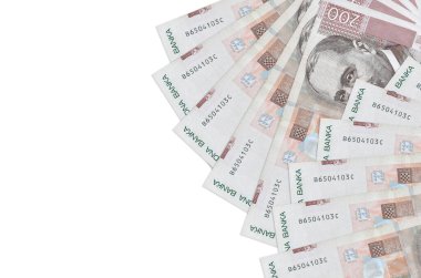 200 Hırvat kuna banknotu beyaz zemin üzerinde fotokopi alanı ile izole edilmiş yatıyor. Zengin yaşam kavramsal geçmişi. Büyük miktarda ulusal para birimi zenginliği