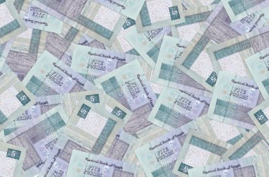 5 Mısır sterlinli banknotlar büyük yığınlar halinde duruyor. Zengin yaşam kavramsal geçmişi. Büyük miktarda para.