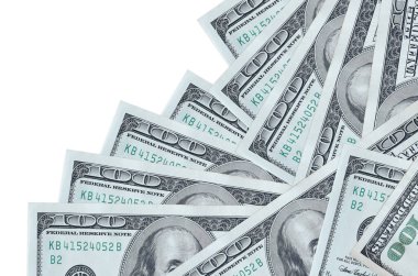 100 Amerikan doları banknotları beyaza izole edilmiş farklı bir sırayla yatar. Yerel bankacılık ya da para kazanma konsepti. İş arkaplanı afişi