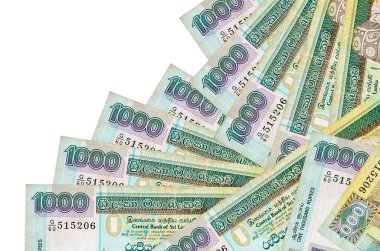 1000 Sri Lanka rupi banknotları beyaza izole edilmiş farklı bir sırayla yatar. Yerel bankacılık ya da para kazanma konsepti. İş arkaplanı afişi