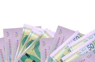 Ekranın alt tarafında 50 yeni şekel banknot var. Beyaz arka planda, kopyalama alanı ile izole edilmiş. Paralı iş kavramları için arkaplan afişi şablonu