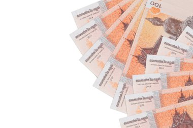 100 Kamboçyalı isyan yasası, beyaz arka planda fotokopi alanı ile izole bir şekilde duruyor. Zengin yaşam kavramsal geçmişi. Büyük miktarda ulusal para birimi zenginliği