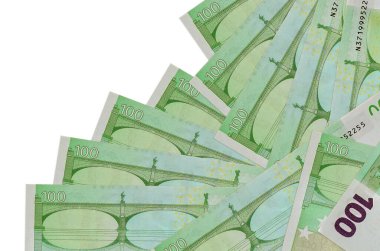 100 Euro 'luk banknotlar beyaza izole edilmiş farklı bir sırayla yatar. Yerel bankacılık ya da para kazanma konsepti. İş arkaplanı afişi