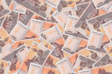 100 Kamboçyalı isyan faturası yığınla. Zengin yaşam kavramsal geçmişi. Büyük miktarda para.