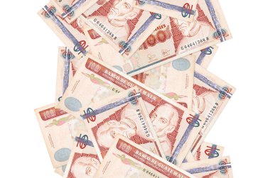 100 Guatemalalı quetzales banknotu beyazın üzerinde izole bir şekilde uçuyor. Birçok banknot sol ve sağ tarafta beyaz kopya alanı ile düşüyor
