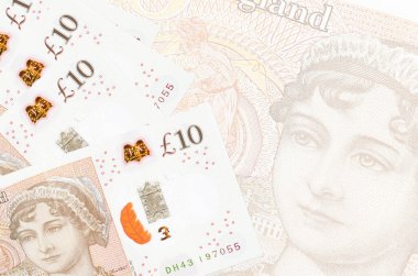 10 İngiliz sterlinli banknotlar büyük yarı şeffaf banknotların arkasında duruyor. Kopyalama alanı olan soyut iş arkaplanı