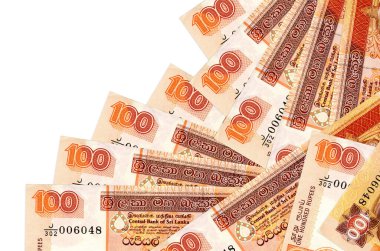 100 Sri Lanka rupisi banknotları beyaza izole edilmiş farklı bir sırayla yatar. Yerel bankacılık ya da para kazanma konsepti. İş arkaplanı afişi