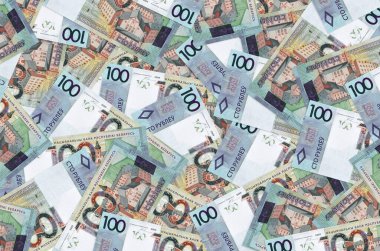 100 Belorus rublesi banknotları büyük bir yığın halinde duruyor. Zengin yaşam kavramsal geçmişi. Büyük miktarda para.