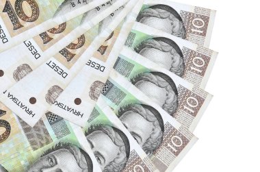 10 Hırvat kuna banknotu beyaz arka planda izole edilmiş ve fotokopi alanı fan şeklinde üst üste yığılmış. Finansal işlemler kavramı
