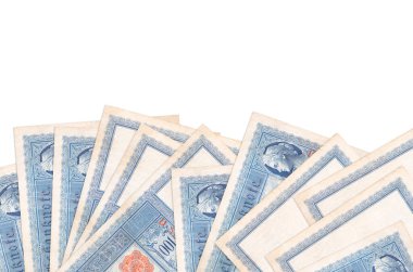 Ekranın alt tarafında 100 Reich işareti banknotları var. Beyaz arka planda, kopyalama alanı ile izole edilmiş. Paralı iş kavramları için arkaplan afişi şablonu