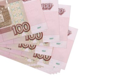 100 Rus rublesi küçük gruplar halinde ya da beyaza izole edilmiş paketler halinde bulunur. Kopyalama alanı olan bir model. İş ve para değişimi kavramı