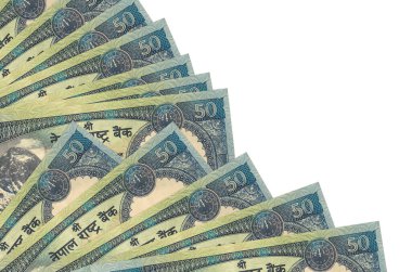 50 Nepal Rupisi banknotları beyaz arka planda izole edilmiş, fotokopi alanı da pervaneye yakın duruyor. Maaş zamanı kavramı veya finansal işlemler