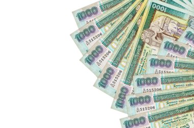 1000 Sri Lanka rupi banknotları beyaz arka planda fotokopi alanı ile izole bir şekilde duruyor. Zengin yaşam kavramsal geçmişi. Büyük miktarda ulusal para birimi zenginliği