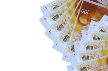 100 tane yeni İsrail şekeli banknot beyaz arka planda fotokopi alanı ile izole bir şekilde duruyor. Zengin yaşam kavramsal geçmişi. Büyük miktarda ulusal para birimi zenginliği