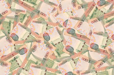 1000 dolarlık Guyanese banknotları büyük yığının içinde yatıyor. Zengin yaşam kavramsal geçmişi. Büyük miktarda para.