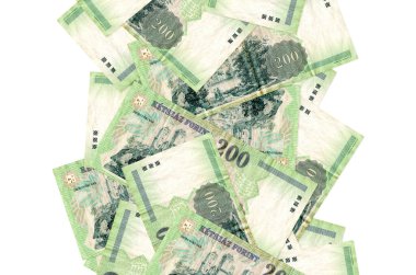 Beyaz üzerine izole edilmiş 200 Macar forint banknotu geliyor. Birçok banknot sol ve sağ tarafta beyaz kopya alanı ile düşüyor