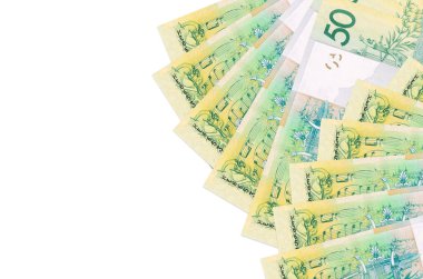 50 Belorus rublesi banknotları beyaz arka planda, kopyalama alanı ile izole bir şekilde duruyor. Zengin yaşam kavramsal geçmişi. Büyük miktarda ulusal para birimi zenginliği