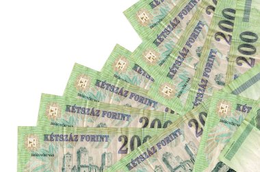 200 Macar forint banknotu beyaza izole edilmiş farklı bir sırayla yatar. Yerel bankacılık ya da para kazanma konsepti. İş arkaplanı afişi