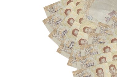 1000 Tayland baht banknotları beyaz arka planda fotokopi alanı ile izole edilmiş. Zengin yaşam kavramsal geçmişi. Büyük miktarda ulusal para birimi zenginliği